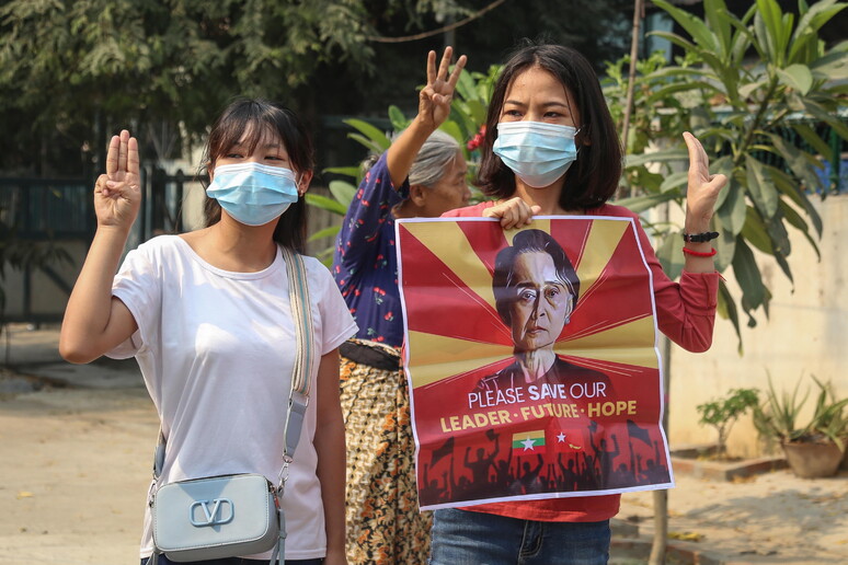 Proteste contro il colpo di Stato in Birmania a Mandalay. Dimostranti mostrano la foto della leader Suu Kyi © ANSA/EPA