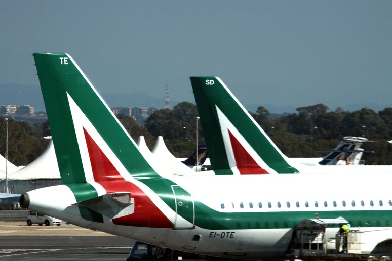 Aerei Alitalia all 'aeroporto di Fiumicino in una foto di archivio - RIPRODUZIONE RISERVATA