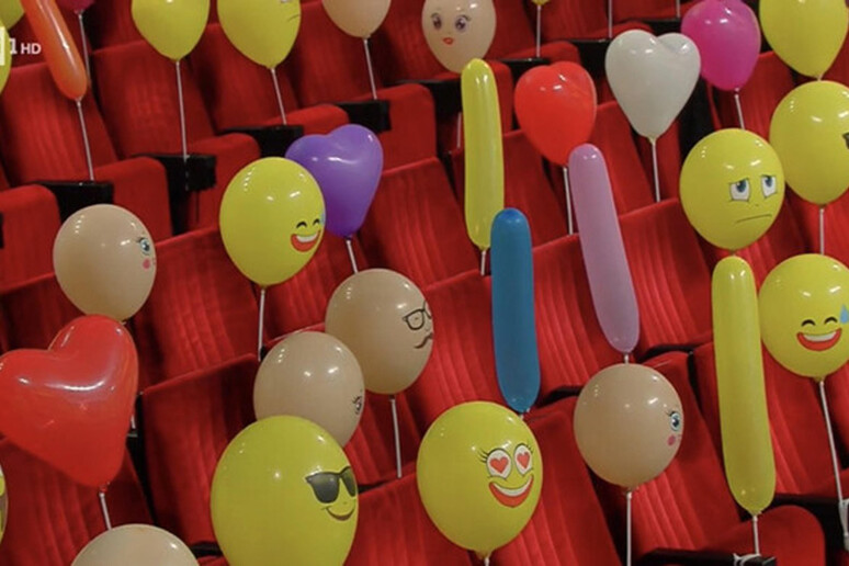 Sanremo: una platea di palloncini colorati - RIPRODUZIONE RISERVATA