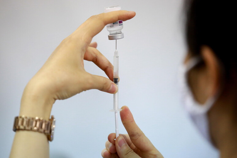 Hanoi Immigration Department officials receive AstraZeneca 's COVID-19 vaccines © ANSA/EPA
