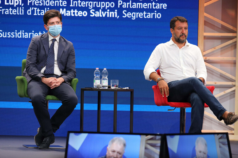 Il ministro della Salute Speranza e Matteo Salvini in una foto d 'archivio - RIPRODUZIONE RISERVATA