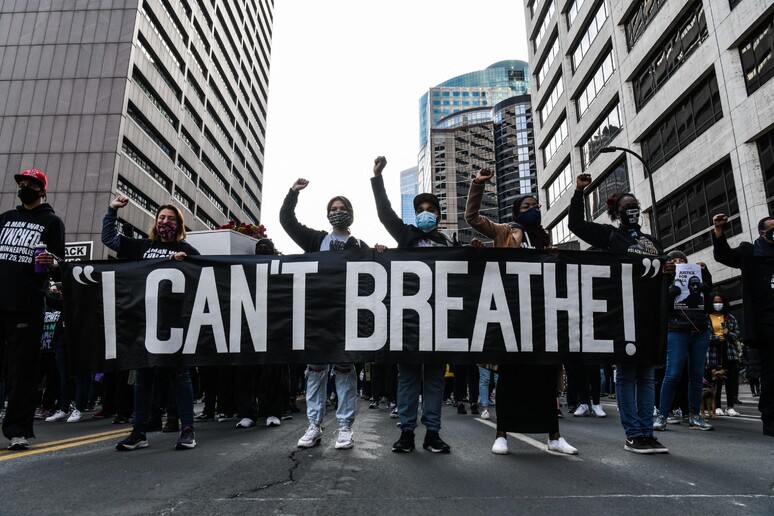 Manifestanti a Minneapolis in una foto di ieri 7 marzo © ANSA/AFP