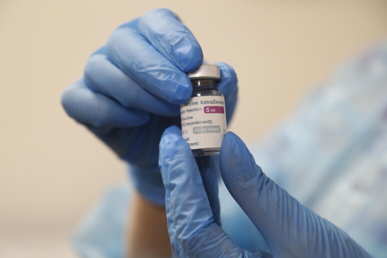 Il vaccino AstraZeneca in una foto di archivio © ANSA/EPA