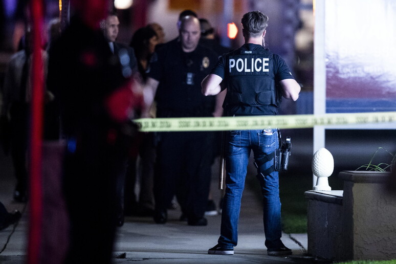 La polizia sul luogo della sparatoria a Orange, in California © ANSA/EPA