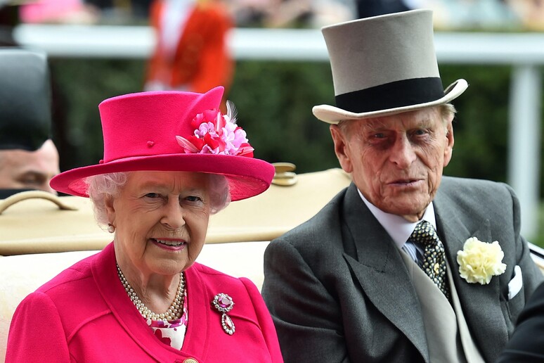 La regina Elisabetta e il principe Filippo © ANSA/AFP