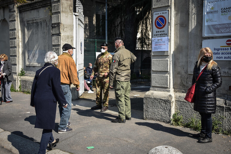 L 'ingresso nell 'area dell 'ospedale Ospedale Militare di Baggio a Milano - RIPRODUZIONE RISERVATA