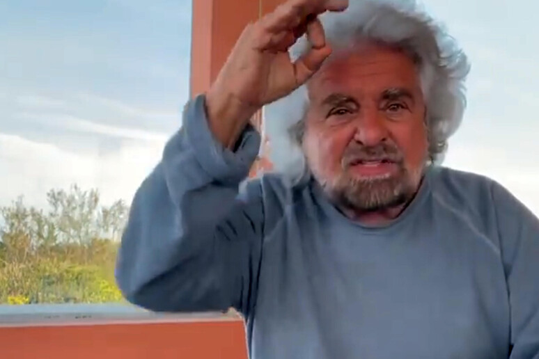 Beppe Grillo in un frame del video in cui difende il figlio Ciro - RIPRODUZIONE RISERVATA