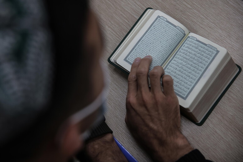 Uno studente uiguro legge il Corano © ANSA/EPA