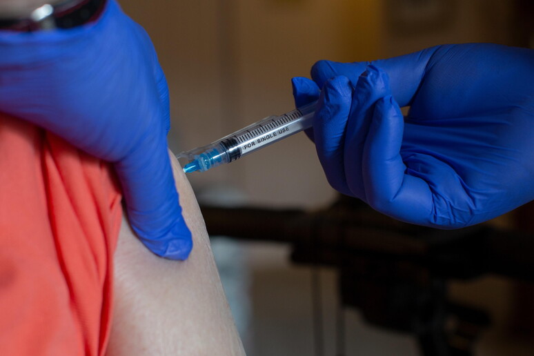 La somministrazione di un vaccino © ANSA/EPA