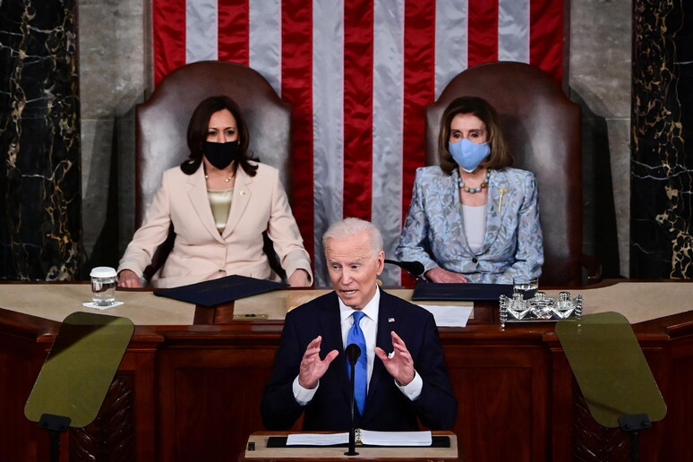 Joe Biden (al centro), con (a sinistra) Kamala Harris e (a destra) Nancy Pelosi © ANSA/EPA