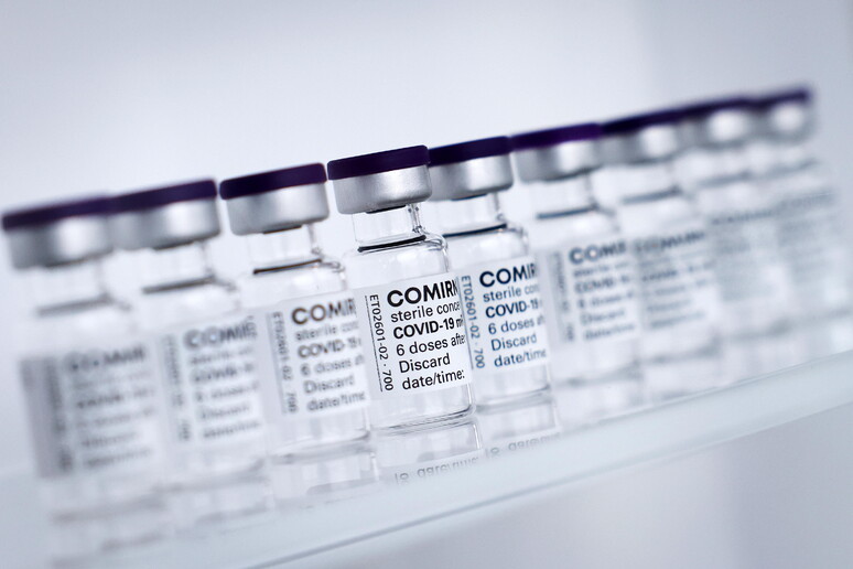 Fiale del vaccino Biontech Pfizer © ANSA/EPA
