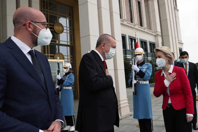 Ursula Von der Leyen (a destra) con Charles Michel (a sinistra) e Recep Tayyip Erdogan © ANSA/EPA