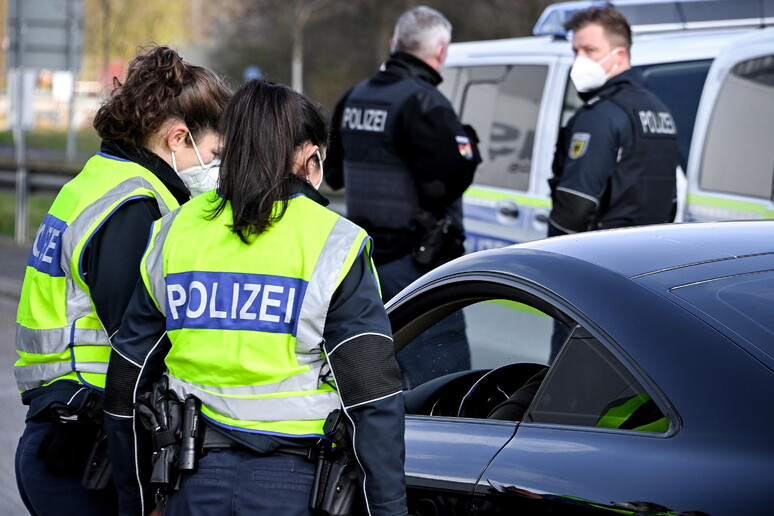 Poliziotti tedeschi (foto di archivio) © ANSA/EPA