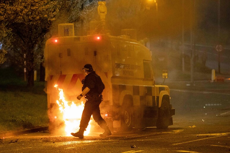 Nuovi scontri a Belfast © ANSA/AFP
