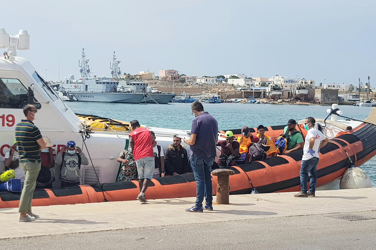 Migranti a Lampedusa in una foto di archivio - RIPRODUZIONE RISERVATA