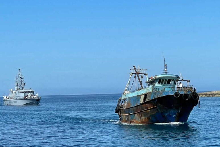 Una barca con a bordo migranti. Immagine d 'archivio - RIPRODUZIONE RISERVATA