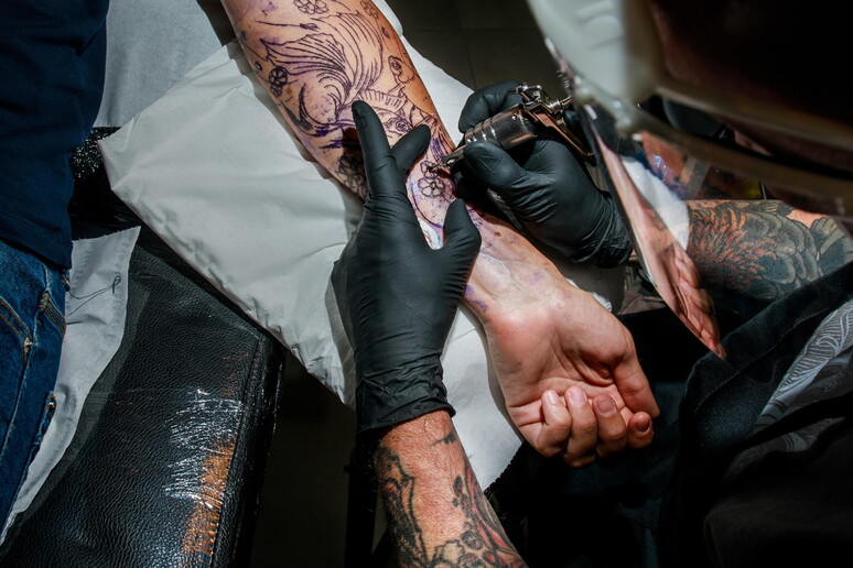 Tatuaggi, 25% si pente. Boom abusivi in era Covid © ANSA/EPA
