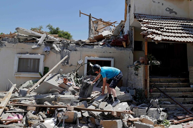 Un uomo fra le rovine della sua casa a Yehud, in Israele © ANSA/AFP
