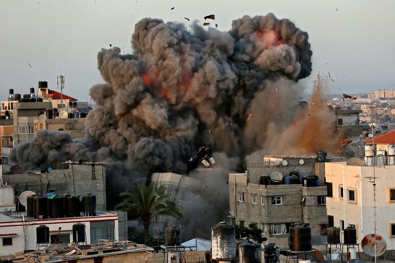 Un bombardamento sul rione Rimal di Gaza (Foto d 'archivio) © ANSA/AFP