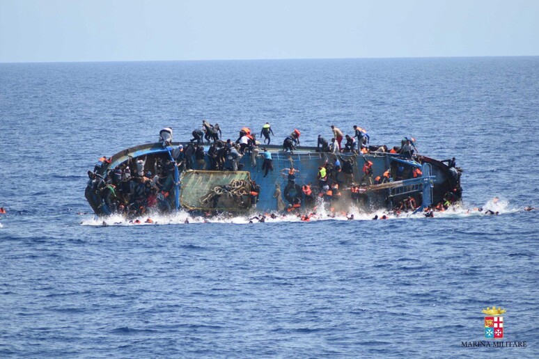 Naufragio di un barcone di migranti. Immagine d 'archivio della Guardia costiera italiana © ANSA/EPA