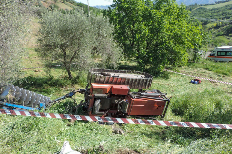 Incidenti lavoro: si ribalta trattore, un morto nel Materano - RIPRODUZIONE RISERVATA