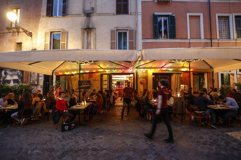 Tavoli all 'aperto di un ristorante a Roma - RIPRODUZIONE RISERVATA