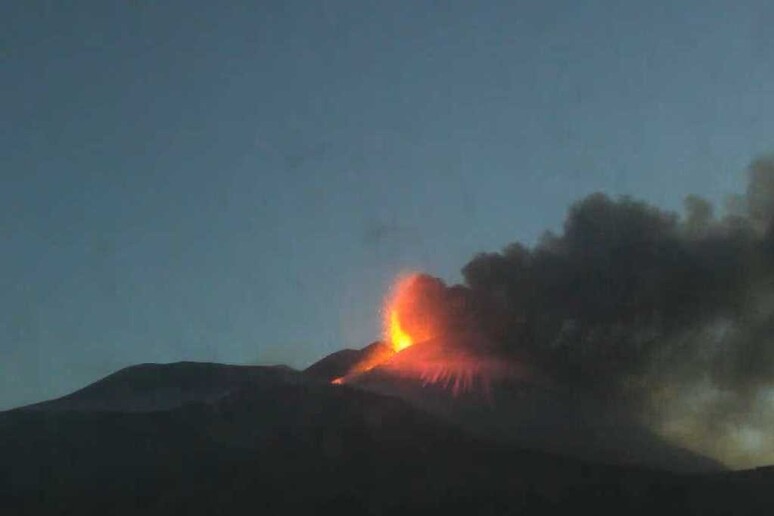 mmagine della fontana di lava dell’Etna dalla telecamera INGV posta sul versante sud, località Montagnola, all’alba del 19 maggio 2021 Fonte: INGV - RIPRODUZIONE RISERVATA