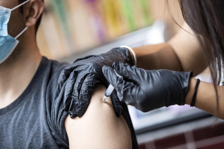 Vaccini, ci vorrà la terza dose. Medici di famiglia pronti © ANSA/EPA