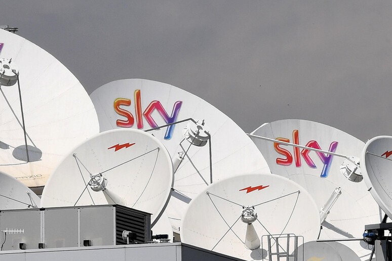 Parabole televisive sul tetto della sede di Sky - RIPRODUZIONE RISERVATA