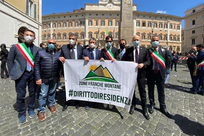 Zfm: protesta sindaci siciliani a Montecitorio per legge - RIPRODUZIONE RISERVATA