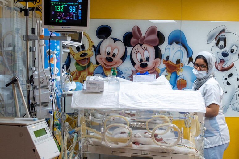 Lo staff medico dell 'ospedale di Casablanca dove sono nati i gemelli di Halima Cissé © ANSA/AFP