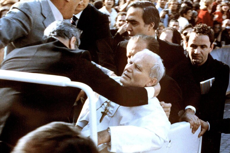 Un 'immagine d 'archivio mostra papa Giovanni Paolo II, subito dopo l 'attentato, il 13 maggio 1981 - RIPRODUZIONE RISERVATA
