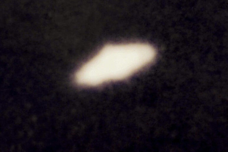 Nell 'immagine d 'archivio (datata 2005) un UFO avvistato in Amazzonia, mostrato a Cosenza nel corso di un convegno di ufologia all 'Universita ' della Calabria. ARENA ANSA-JI - RIPRODUZIONE RISERVATA