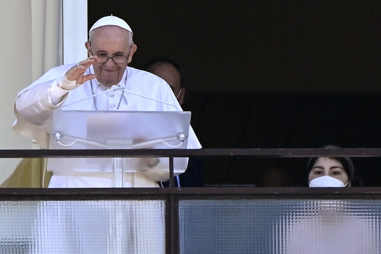 Papa Francesco durante l 'Angelus dal balcone dell 'ospedale Gemelli ANSA/RICCARDO ANTIMIANI - RIPRODUZIONE RISERVATA
