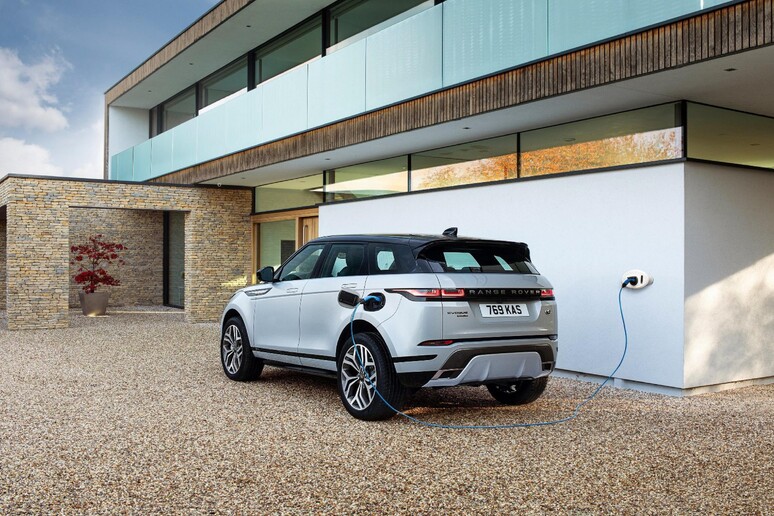 Jaguar Land Rover, mondo auto riparte da arte e sport - RIPRODUZIONE RISERVATA