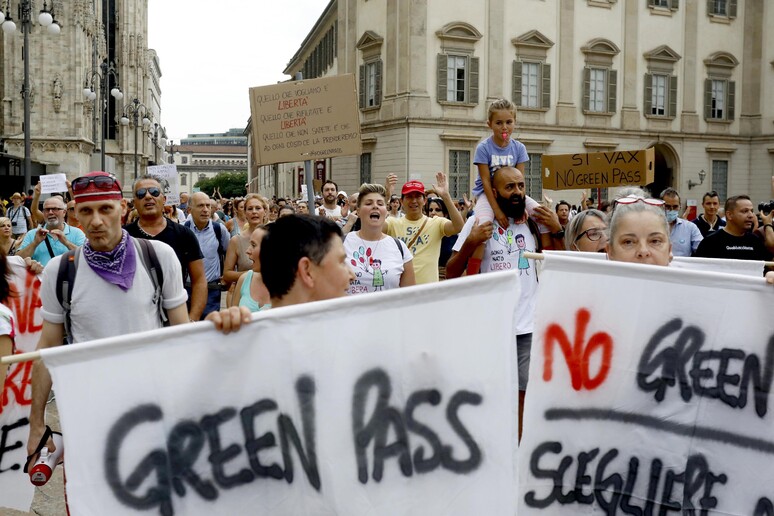 Protesta contro il green pass - RIPRODUZIONE RISERVATA