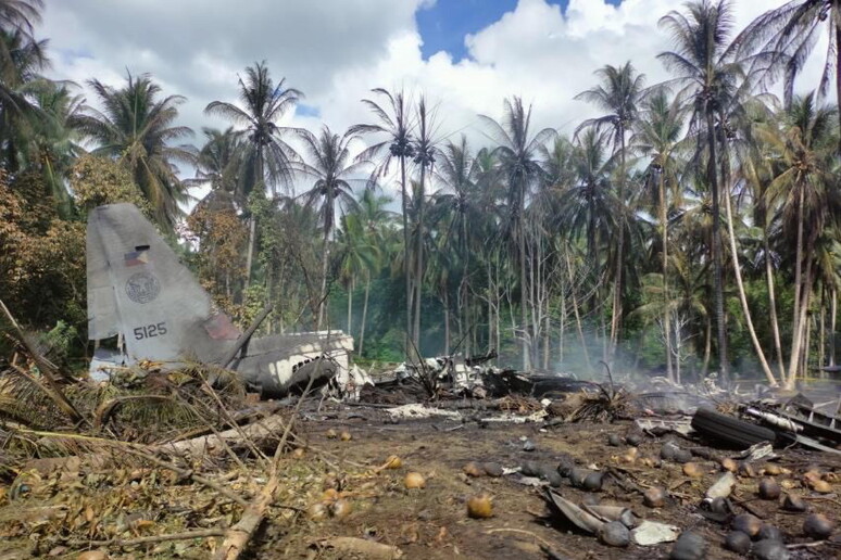 Filippine: si schianta aereo militare © ANSA/EPA