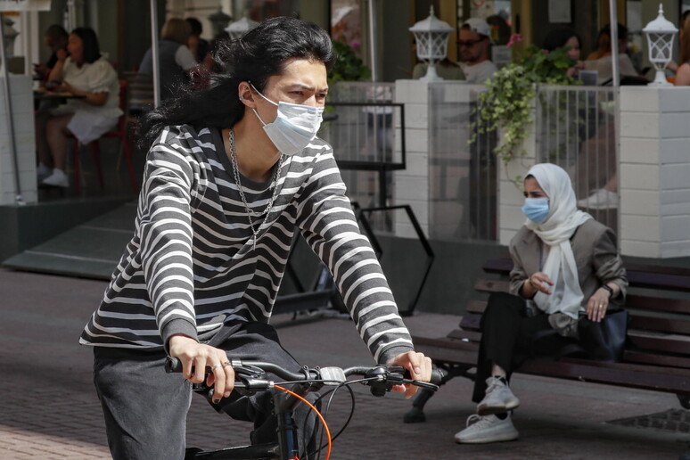 Una donna con la mascherina protettiva a Mosca © ANSA/EPA