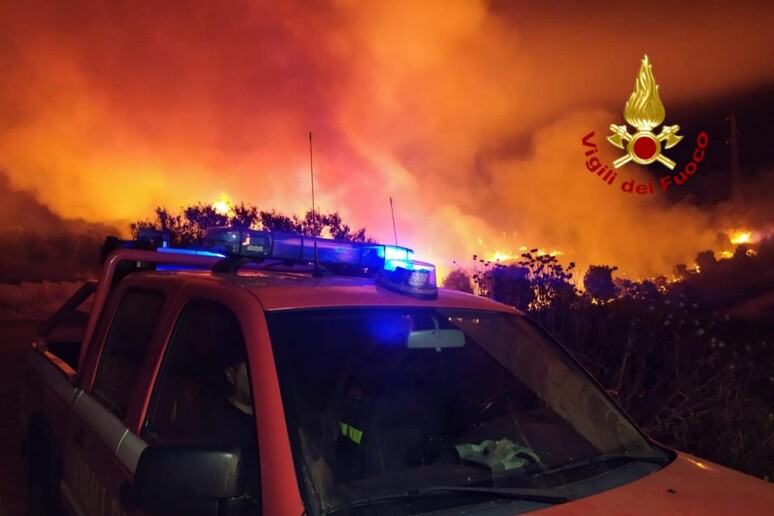 Incendi anche in Sardegna: a fuoco a Mandas un fienile e mezzi agricoli - RIPRODUZIONE RISERVATA