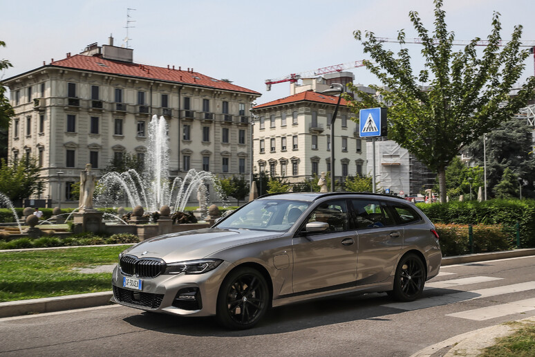 BMW Serie 320e, plug-in tra efficienza e piacere di guida - RIPRODUZIONE RISERVATA