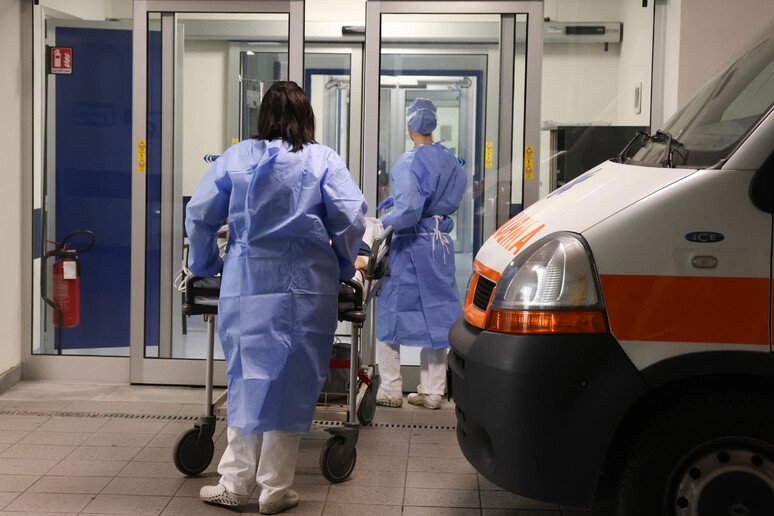 Covid: un malato arriva in ospedale - RIPRODUZIONE RISERVATA