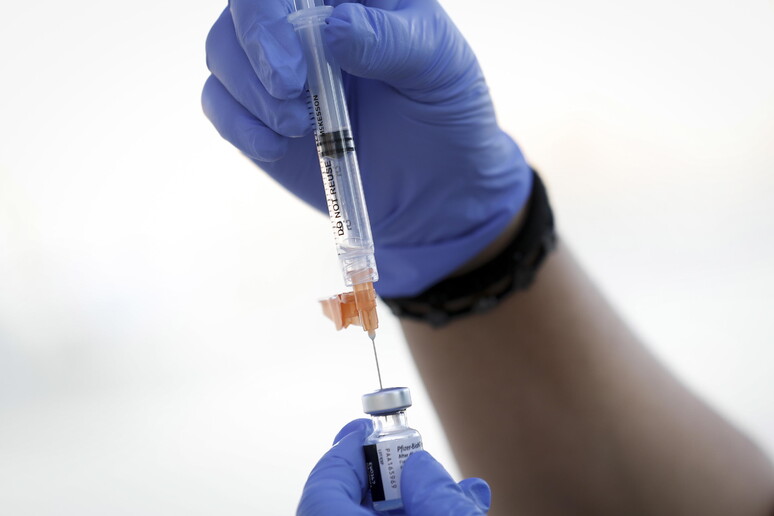 Un vaccino © ANSA/EPA
