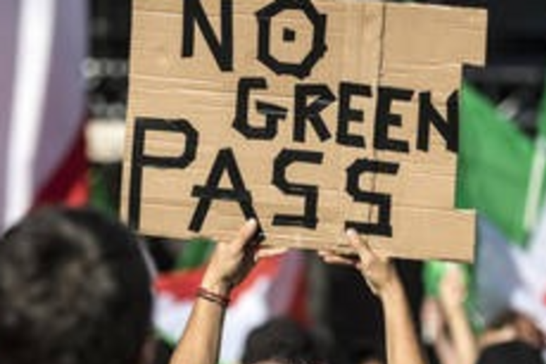 Una protesta contro il Green pass - RIPRODUZIONE RISERVATA
