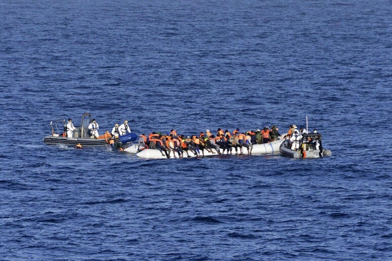 Una operazione di salvataggio di alcuni migranti al largo della Spagna in una foto d 'archivio © ANSA/EPA