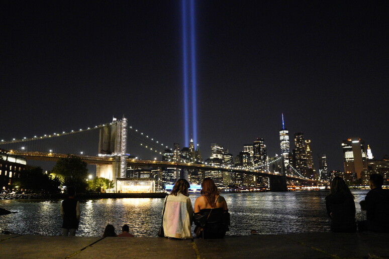 Le luci in memoria delle vittime degli attentati dell '11 settembre a Manhattan © ANSA/EPA