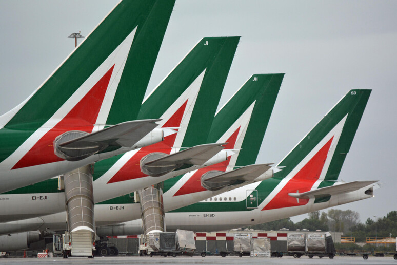 Alcuni aerei della compagnia Alitalia - RIPRODUZIONE RISERVATA