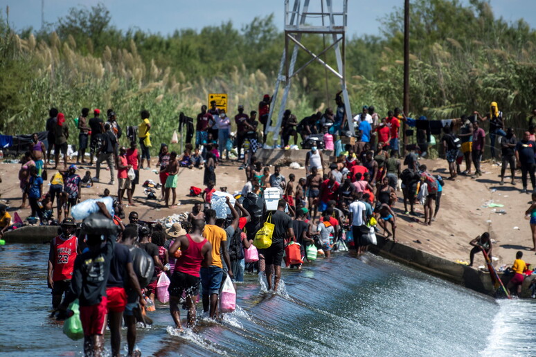 Migranti si affollano sulle rive del Rio Grande © ANSA/EPA