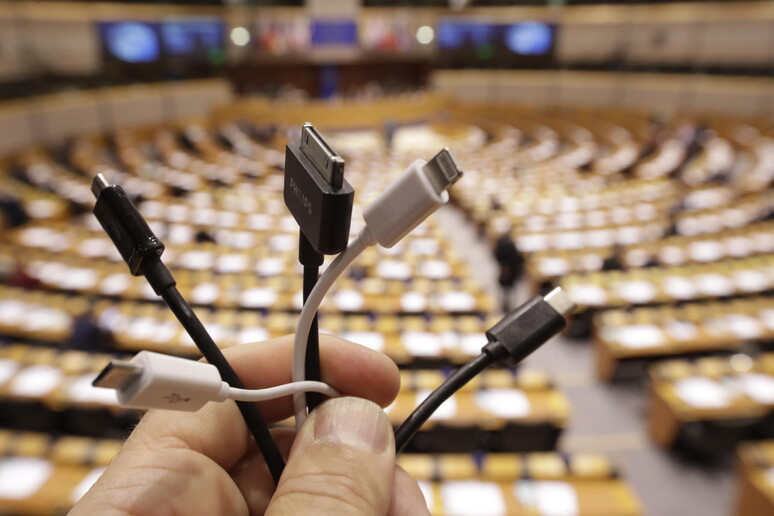 L 'Eurocamera approva il caricabatterie unico © ANSA/EPA