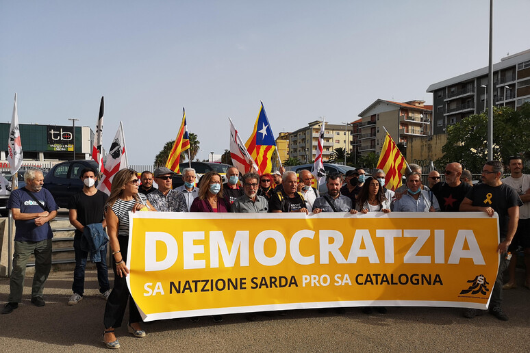 Puigdemont: protesta davanti Corte Appello Sassari - RIPRODUZIONE RISERVATA