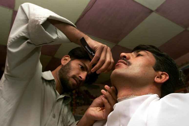 Un barbiere in Afghanistan © ANSA/EPA